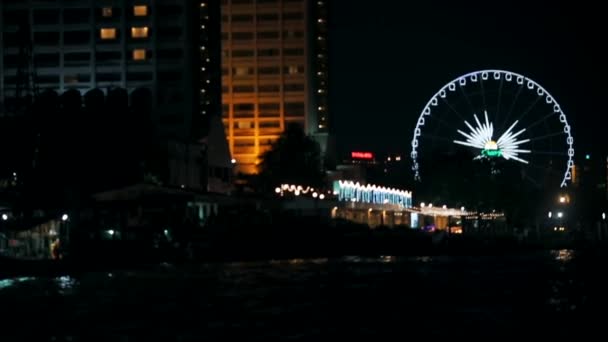Река Чао Прайя Парусный Спорт Лодке Ночью Реке Фоне Светящегося — стоковое видео
