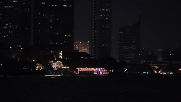 Річка Чао Фрая Плавання Човні Вночі Річці Серед Яскравих Крамниць — стокове відео