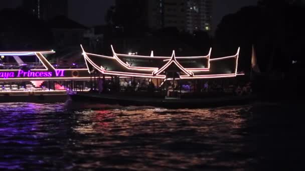 2019年4月 泰国曼谷 慢动作 乔普亚河 在曼谷Chao Phraya夜河上 船只缓缓航行 — 图库视频影像