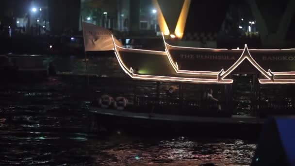 2019 バンコク スローモーション チャペルヤ川 ボートはゆっくりと夜の川に出航チャオプラヤ バンコク — ストック動画