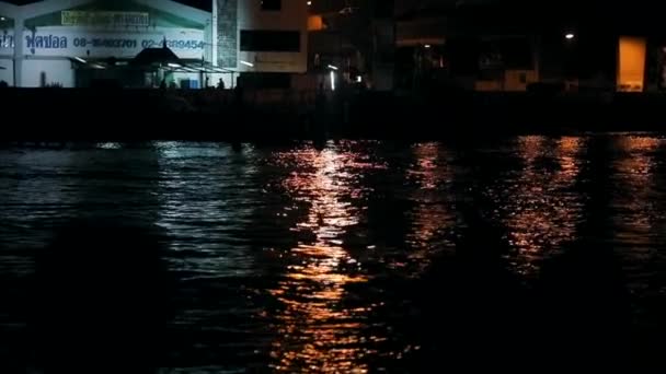 Chaoprya Rivier Nachtlampjes Van Nacht Bangkok Worden Weerspiegeld Het Water — Stockvideo