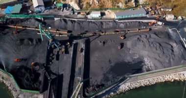 Kömür iskele üst görünümü. Kazıcı kullanarak vagonlara kömür yüklüyorlar. Stevedoring Şirketi.
