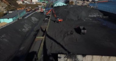Kömür iskele üst görünümü. Kazıcı kullanarak vagonlara kömür yüklüyorlar. Stevedoring Şirketi.
