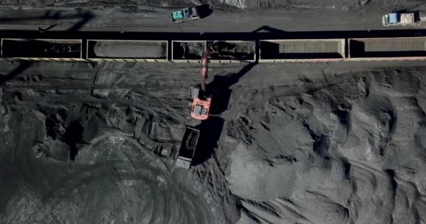 上からの眺め 石炭港だ掘削機は鉄道車両への石炭の積み込みに従事しています — ストック動画