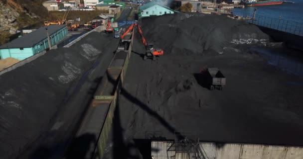 Kömür Iskele Üst Görünümü Kazıcı Kullanarak Vagonlara Kömür Yüklüyorlar Stevedoring — Stok video