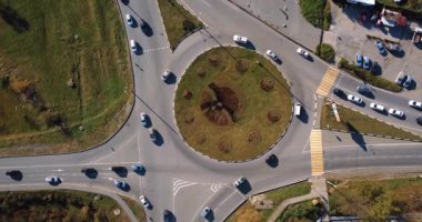 Yukarıdan bak. Nakhodka şehri. Küçük deniz kenti Nakhodka 'da dairesel araba trafiği.