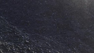 Kömür yığını yaklaş. Kömür yığınına bir damla su dök. Kömür terminalinde yağmur.