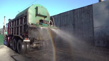 Kömür terminalinde ıslak temizlik. Su makinesi bir spreycinin yardımıyla kirli yolları kömür tozundan temizliyor..