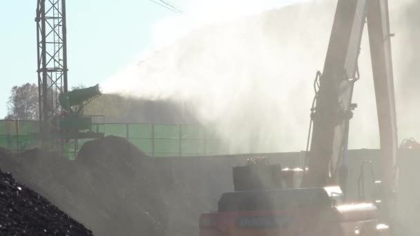 터미널 뿌리기 장치에 석탄이 더미의 — 비디오