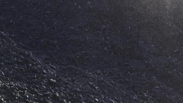 Un tas de charbon tout près. Verser des gouttes d'eau sur un tas de charbon. Pluie au terminal houiller .