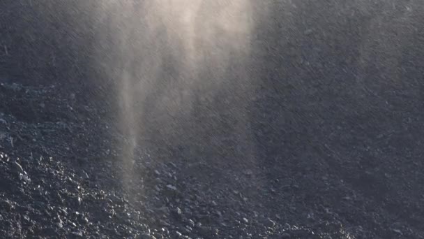 Steenkoolberg Van Dichtbij Giet Druppels Water Een Kolenstapel Regen Bij — Stockvideo