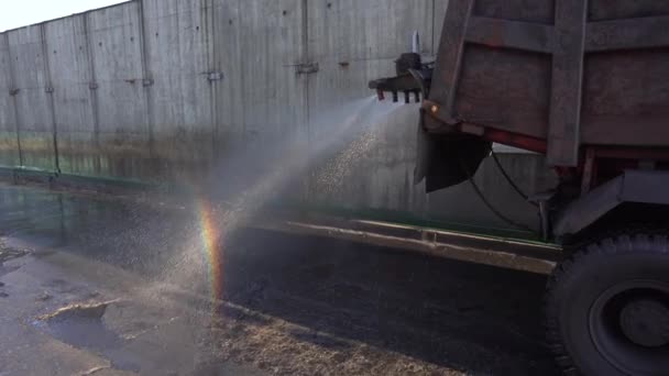 Primo Piano Auto Versa Asfalto Pulito Sporco Dalla Polvere Carbone — Video Stock