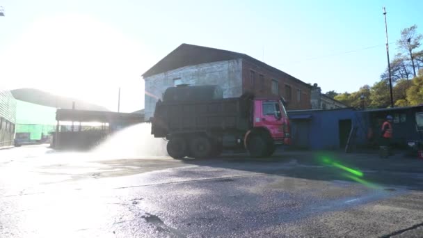 Natte Reiniging Bij Kolenterminal Besproeiingsmachine Wast Met Behulp Van Een — Stockvideo