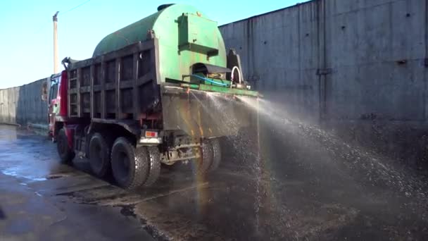 在煤站进行湿洗 在喷雾器的帮助下 浇水机把肮脏的道路从煤尘中冲走 — 图库视频影像