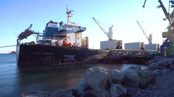 Τείχος Πρόσδεσης Του Τερματικού Του Άνθρακα Φορτώνει Κάρβουνο Πλοίο Μεταφοράς — Αρχείο Βίντεο