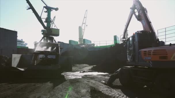 Kolenhaven Een Algemeen Plan Een Rode Bulldozer Pikt Zwarte Kolen — Stockvideo