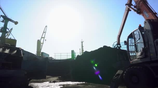 Sommar 2018 Nakhodka Primorsky Territory Coal Seaport Grävmaskinen Med Hjälp — Stockvideo