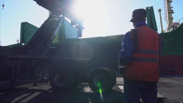 Hombre Con Ropa Trabajo Está Pie Muelle Fondo Buque Carga — Vídeos de Stock