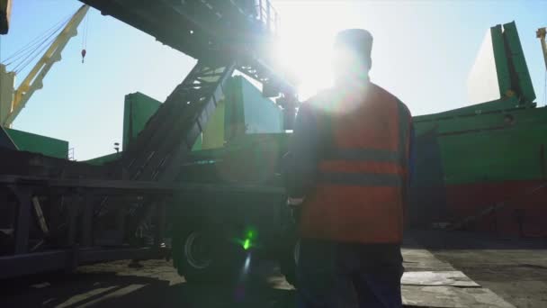 Ένας Άνδρας Ρούχα Εργασίας Στέκεται Στην Προβλήτα Φόντο Ένα Φορτηγό — Αρχείο Βίντεο