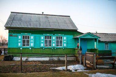 Rus köyü. Tahta çitlerin arkasındaki ahşap çiftlik evi. Rus köyünde bir kulübe..