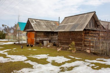 Rus köyü. Bir Rus köyünde yerde eski bir ahşap kulübe..
