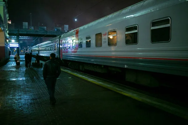 April 2014 Vladivostok Russia Railway Station Vladivostok Passengers Mourners Boarding — Stock Photo, Image