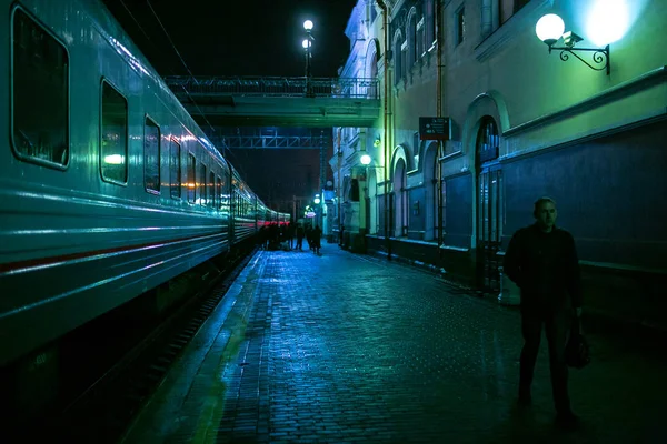 Abril 2014 Vladivostok Rusia Estación Tren Vladivostok Pasajeros Dolientes Durante — Foto de Stock
