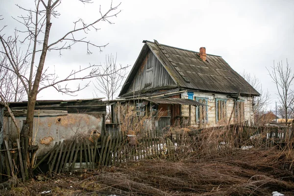Satul Rusesc Casa Veche Abandonată Din Lemn Ferestre Înfundate Într — Fotografie, imagine de stoc