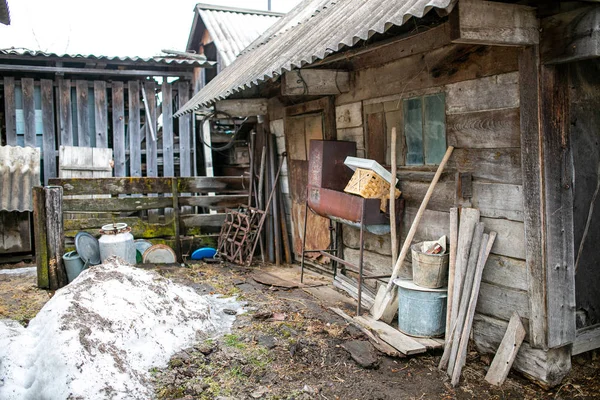 ロシアの村ロシアの村の地面に古い木の小屋 — ストック写真