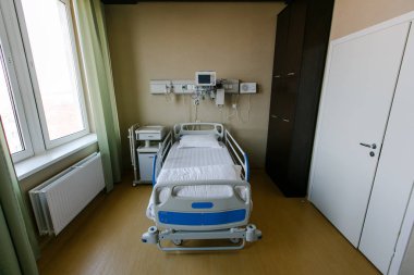 Yeni tıp merkezi. Yeni tıp merkezinde yeni bir yatağı olan temiz ve boş bir oda..