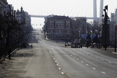 Mayıs 2015 - Vladivostok, Rusya - Vladivostok 'taki Boş Svetlanskaya Caddesi. Mayıs ayının arifesinde Vladivostok 'un merkez caddesinde kesişen.