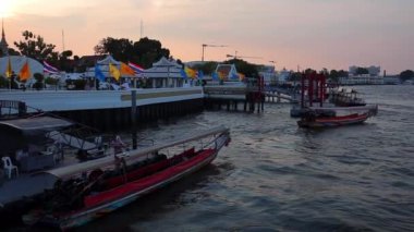2019, Nisan - Bangkok, Tayland - Chao Phra Nehri, Bangkok. Turist tekneleriyle rıhtımdan geçen bir tekneye binmek..