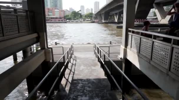2019 Kwiecień Bangkok Tajlandia Rzeka Chao Phraya Zejście Miejsca Cumowania — Wideo stockowe