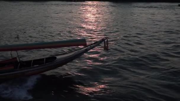 スローモーションで撮影 バンコクのチャオプライ川 夕日に背を向けて川に浮かぶ観光船 — ストック動画