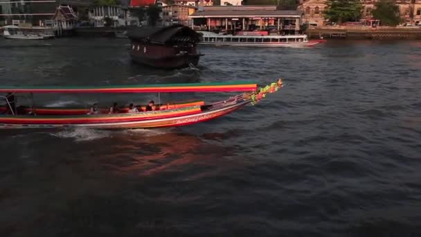 2019年4月 曼谷潮府河 Chao Phraya River 在曼谷旅游景点和贫民窟的背景下 一艘旅游汽艇沿着泰国的主要河流漂流 — 图库视频影像