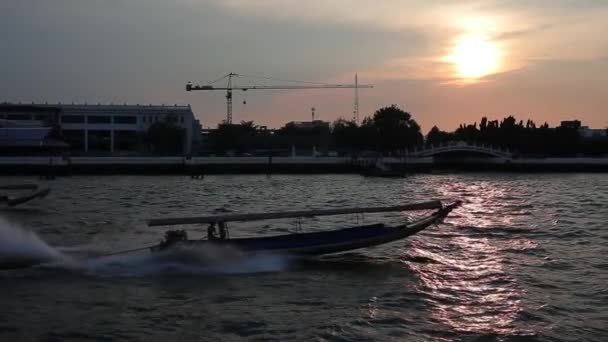 Lövöldözés Lassítva Chao Phrai Folyó Bangkokban Turista Hosszú Hajó Lebeg — Stock videók