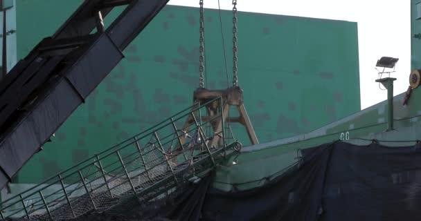 Закат Владивостоке Телевизионная Башня Стоит Холме Рядом Жилыми Зданиями Фоне — стоковое видео