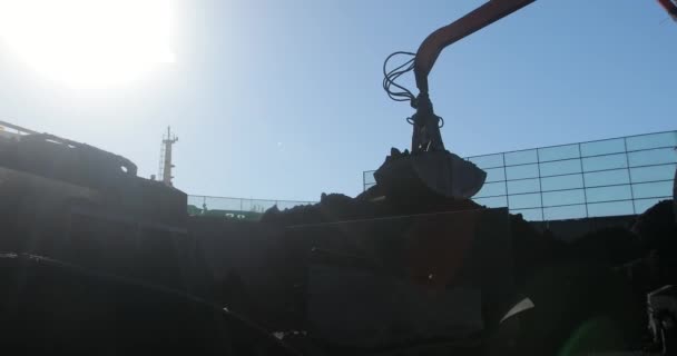 Sonnenuntergang Wladiwostok Ein Fernsehturm Steht Auf Einem Hügel Der Nähe — Stockvideo