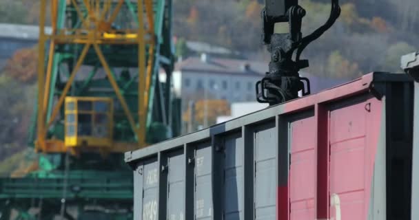 Tramonto Vladivostok Una Torre Televisiva Sorge Una Collina Vicino Edifici — Video Stock