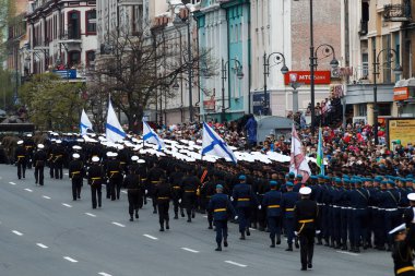 Mayıs 2015 - Vladivostok, Rusya - Vladivostok 'ta Zafer Günü. Vladivostok 'un ana caddesinde Zafer Günü' nü kutlamak için farklı kollardan askerler geçit töreni yapıyor.. 