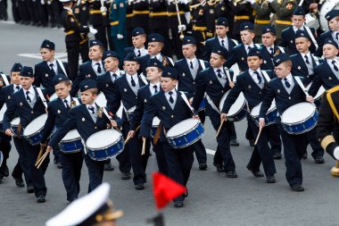 Mayıs 2015 - Vladivostok, Rusya - Vladivostok 'ta Zafer Günü. Vladivostok 'un ana caddesinde Zafer Günü' nü kutlamak için farklı kollardan askerler geçit töreni yapıyor.. 