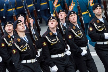 Mayıs 2015 - Vladivostok, Rusya - Vladivostok 'ta Zafer Günü. Vladivostok 'un ana caddesinde Zafer Günü' nü kutlamak için farklı kollardan askerler geçit töreni yapıyor.. 
