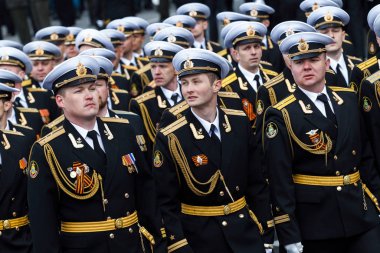 Mayıs 2015 - Vladivostok, Rusya - Vladivostok 'ta Zafer Günü. Vladivostok 'un ana caddesinde Zafer Günü' nü kutlamak için farklı kollardan askerler geçit töreni yapıyor.. 