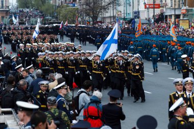 Mayıs 2015 - Vladivostok, Rusya - Vladivostok 'ta Zafer Günü. Vladivostok 'un ana caddesinde Zafer Günü' nü kutlamak için farklı kollardan askerler geçit töreni yapıyor.. 