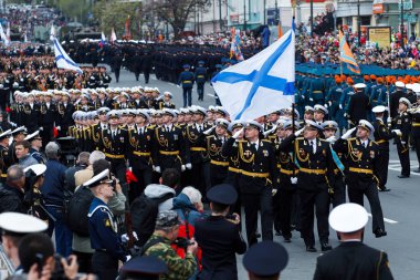 Mayıs 2015 - Vladivostok, Rusya - Vladivostok 'ta Zafer Günü. Vladivostok 'un ana caddesinde Zafer Günü' nü kutlamak için farklı kollardan askerler geçit töreni yapıyor.. 