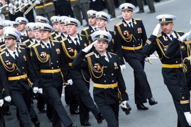 Mayıs 2015 - Vladivostok, Rusya - Vladivostok 'ta Zafer Günü. Vladivostok 'un ana caddesinde Zafer Günü' nü kutlamak için farklı kollardan askerler geçit töreni yapıyor.. 