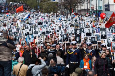 Mayıs 2015 - Vladivostok, Rusya - Vladivostok 'ta Zafer Günü. Harekat Ölümsüz Alayı. İnsanlar, Zafer Günü geçit töreninde Vatanseverlik Savaşı 'nda savaşmış atalarının binlerce fotoğrafını taşıyor..