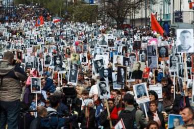 Mayıs 2015 - Vladivostok, Rusya - Vladivostok 'ta Zafer Günü. Harekat Ölümsüz Alayı. İnsanlar, Zafer Günü geçit töreninde Vatanseverlik Savaşı 'nda savaşmış atalarının binlerce fotoğrafını taşıyor..