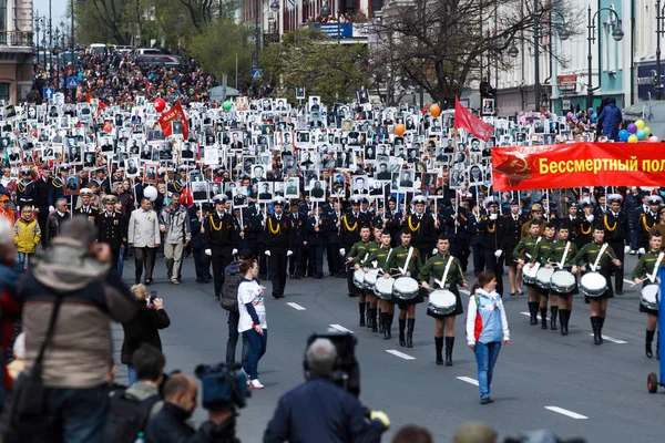 Травень 2015 Владивосток Росія День Перемоги Владивостоці Незмінний Полк Люди — стокове фото