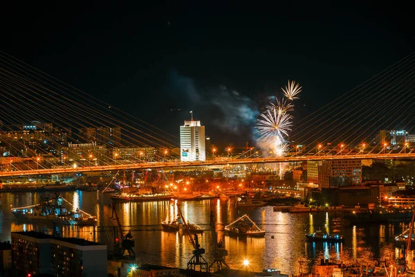 Фейерверки Владивостоке Салют Честь Дня Победы Владивостоке Фоне Золотого Моста — стоковое фото